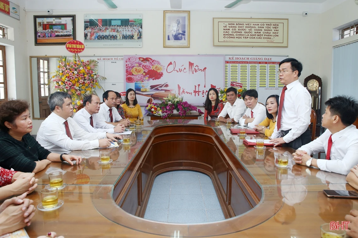 Chủ tịch UBND tỉnh Trần Tiến Hưng: Tiếp tục xây dựng Trường THPT Chuyên Hà Tĩnh thành nơi đào tạo nhân tài cho đất nước