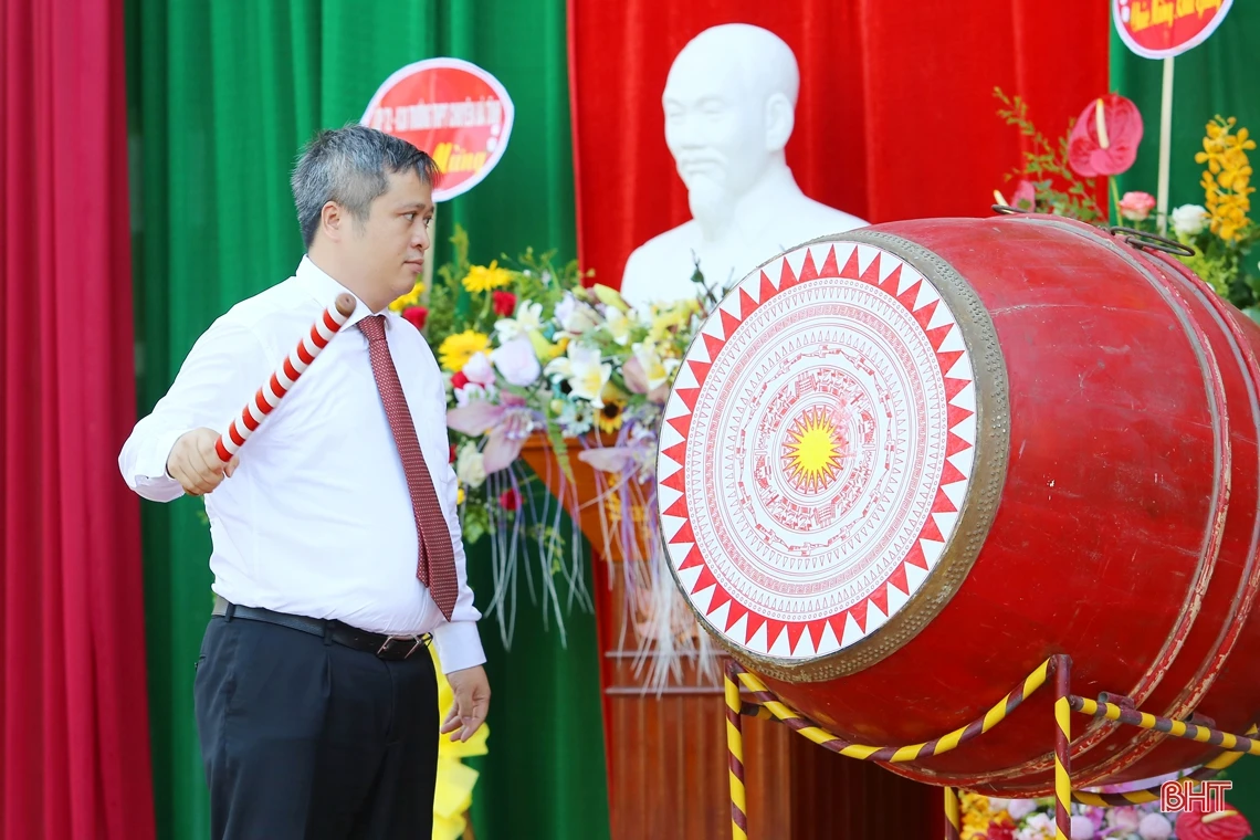 Chủ tịch UBND tỉnh Trần Tiến Hưng: Tiếp tục xây dựng Trường THPT Chuyên Hà Tĩnh thành nơi đào tạo nhân tài cho đất nước