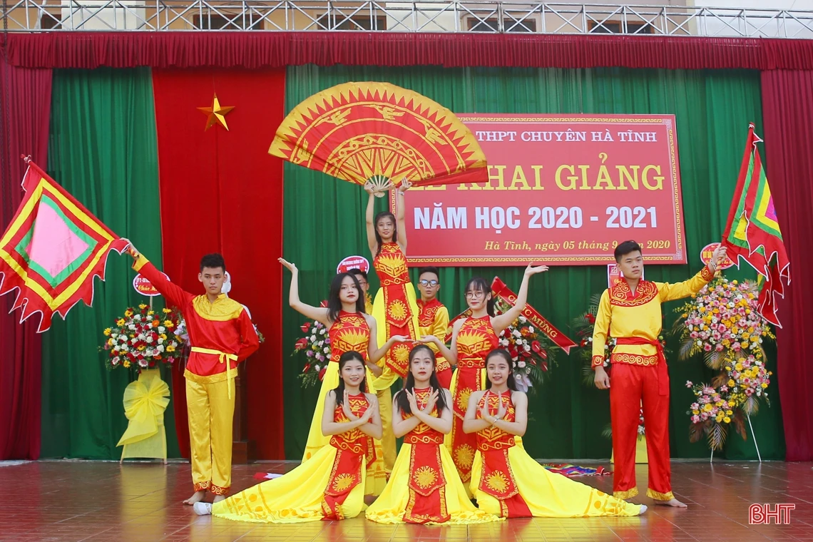 Chủ tịch UBND tỉnh Trần Tiến Hưng: Tiếp tục xây dựng Trường THPT Chuyên Hà Tĩnh thành nơi đào tạo nhân tài cho đất nước