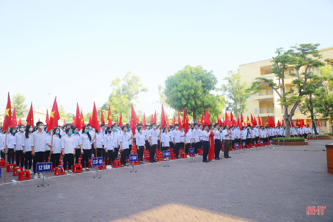 Chủ tịch UBND tỉnh Trần Tiến Hưng: Tiếp tục xây dựng Trường THPT Chuyên Hà Tĩnh thành nơi đào tạo nhân tài cho đất nước