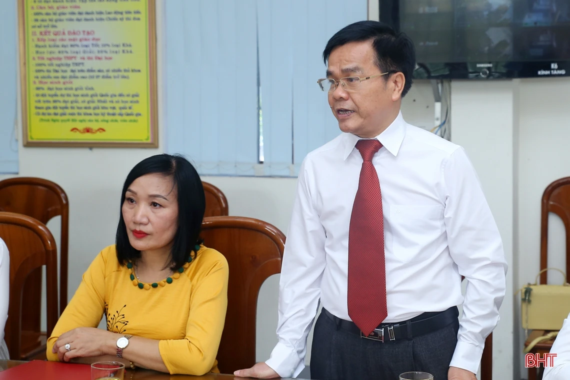 Chủ tịch UBND tỉnh Trần Tiến Hưng: Tiếp tục xây dựng Trường THPT Chuyên Hà Tĩnh thành nơi đào tạo nhân tài cho đất nước