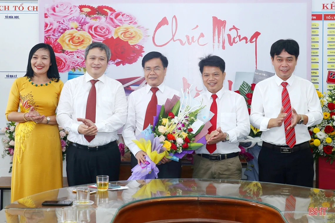 Chủ tịch UBND tỉnh Trần Tiến Hưng: Tiếp tục xây dựng Trường THPT Chuyên Hà Tĩnh thành nơi đào tạo nhân tài cho đất nước