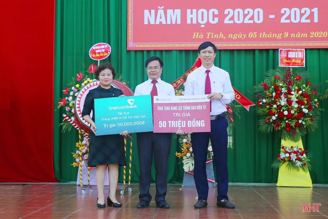 Chủ tịch UBND tỉnh Trần Tiến Hưng: Tiếp tục xây dựng Trường THPT Chuyên Hà Tĩnh thành nơi đào tạo nhân tài cho đất nước