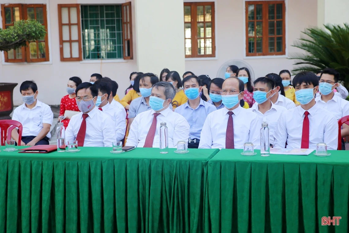 Chủ tịch UBND tỉnh Trần Tiến Hưng: Tiếp tục xây dựng Trường THPT Chuyên Hà Tĩnh thành nơi đào tạo nhân tài cho đất nước