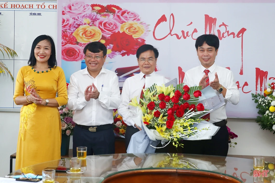 Chủ tịch UBND tỉnh Trần Tiến Hưng: Tiếp tục xây dựng Trường THPT Chuyên Hà Tĩnh thành nơi đào tạo nhân tài cho đất nước