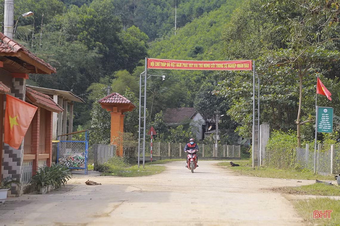 Nữ trưởng thôn “3 vai” giúp người dân vùng biên Hà Tĩnh xóa nghèo