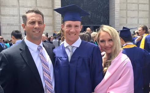 Nạn nhân Calvin Riley (giữa) chụp ảnh cùng người thân tại lễ tốt nghiệp trung học. (Ảnh: GoFundMe) pokemon go va nhung cai chet o tuoi doi muoi