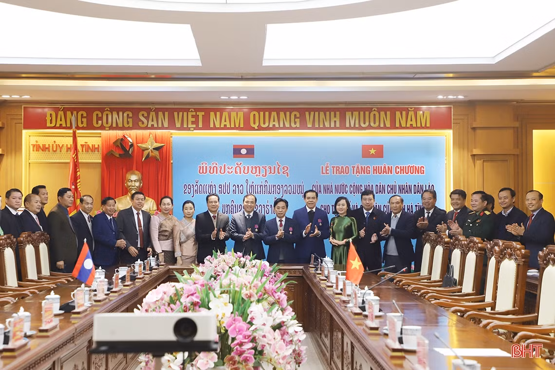 Trao Huân chương Lao động hạng Nhất của Nhà nước Lào cho tỉnh Hà Tĩnh