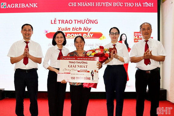 Khách hàng Đức Thọ trúng 270 triệu đồng chương trình dự thưởng Agribank