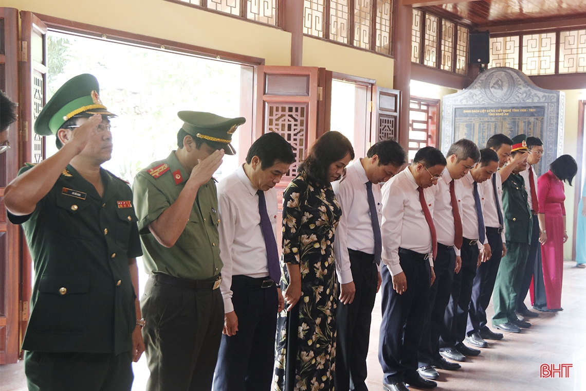 Lãnh đạo Hà Tĩnh dâng hương nhân kỷ niệm 90 năm Xô viết Nghệ Tĩnh