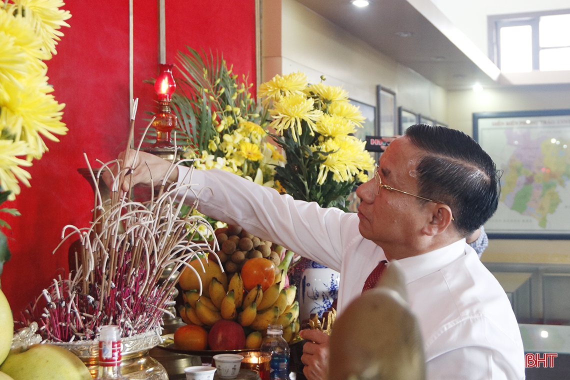 Lãnh đạo Hà Tĩnh dâng hương nhân kỷ niệm 90 năm Xô viết Nghệ Tĩnh