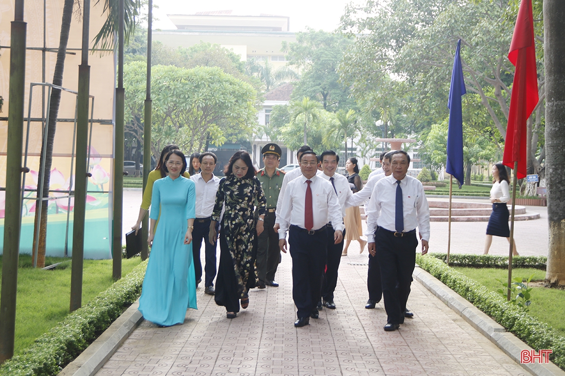 Lãnh đạo Hà Tĩnh dâng hương nhân kỷ niệm 90 năm Xô viết Nghệ Tĩnh