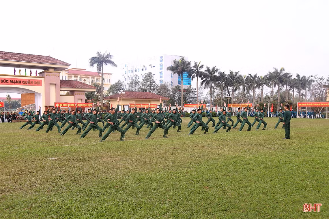 Lực lượng vũ trang Hà Tĩnh ra quân huấn luyện năm 2023