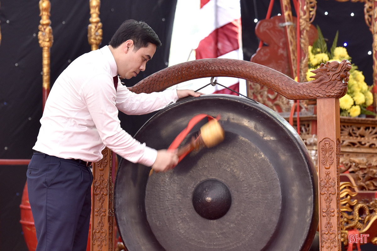 ... và Bí thư Thị ủy Hồng Lĩnh Lê Thành Đông đánh chiêng khai lễ. DT_DSC8615.jpg