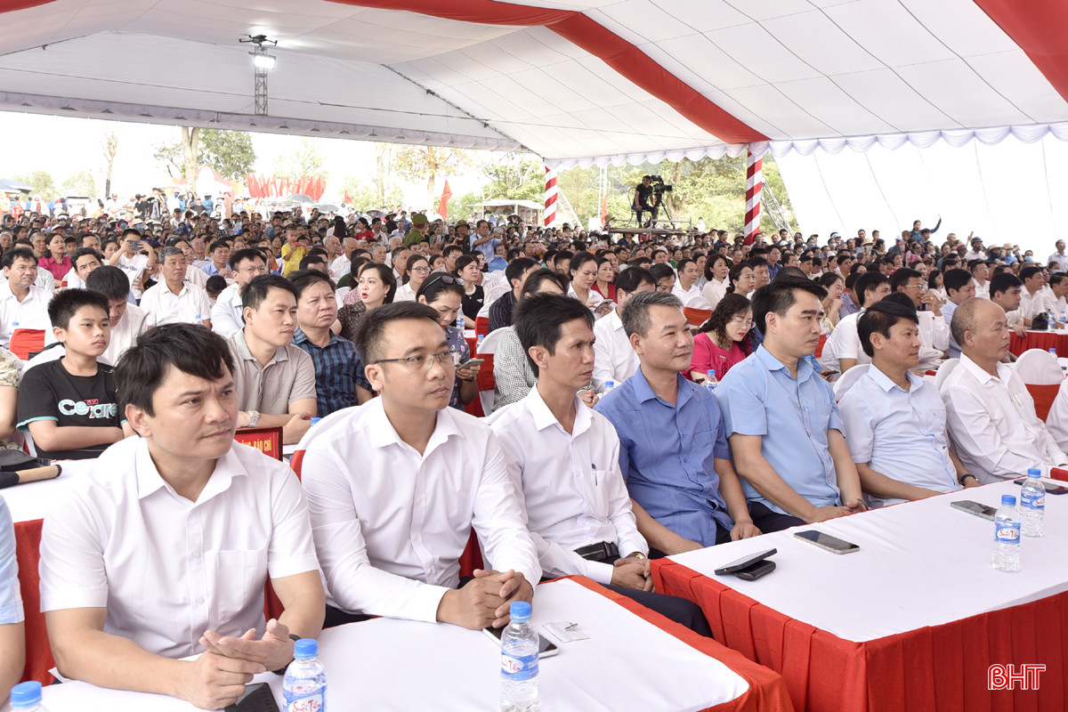 Đại lễ thu hút đông đảo du khách thập phương đến tham dự. DT_DSC8482.jpg