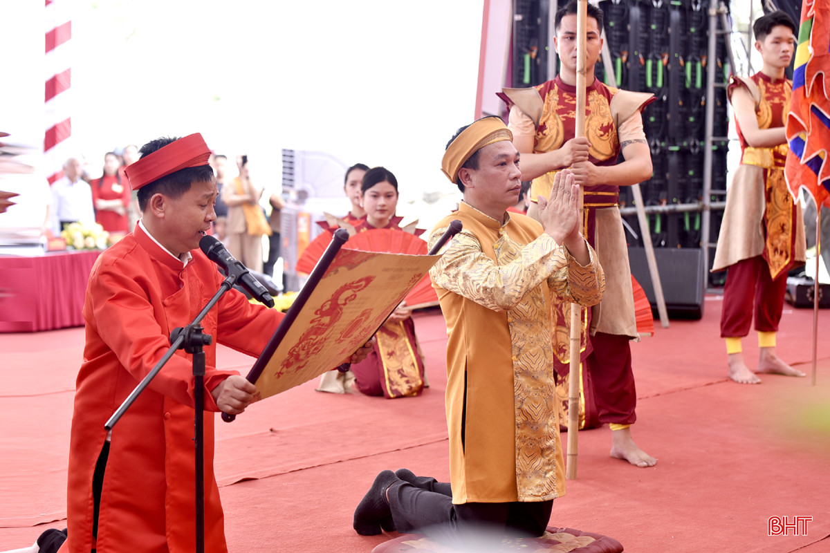 Chủ tịch UBND thị xã Hồng Lĩnh Nguyễn Huy Hùng chủ lễ tế Quốc Tổ Hùng Vương. DT_DSC8641.jpg