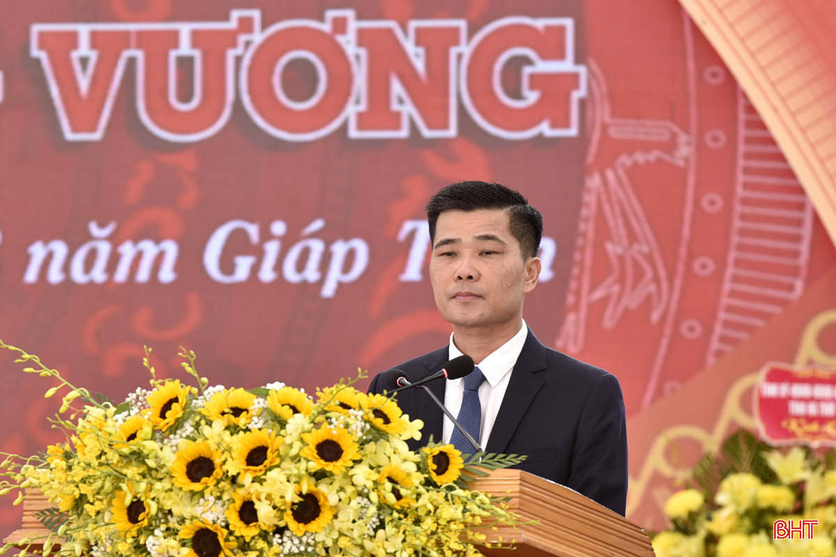 Phó Chủ tịch UBND thị xã Hồng Lĩnh Trần Xuân Đức đọc diễn văn khai mạc Đại lễ Giỗ Quốc Tổ Hùng Vương năm 2024. DT_DSC8602.jpg