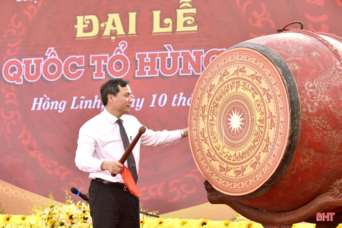 Bí thư Tỉnh ủy Hoàng Trung Dũng đánh trống ... DT_DSC8612.jpg