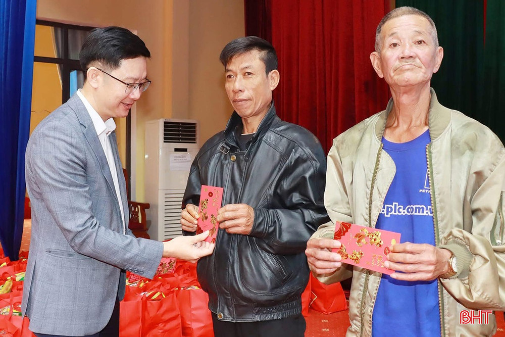 Phát huy vai trò của cán bộ mặt trận, ông Trần Văn Lượng thường xuyên giữ mối quan hệ, gắn bó mật thiết với Nhân dân.