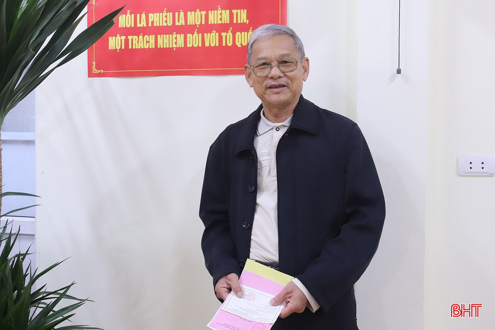 Dù đã nhiều lần tham gia bầu cử nhưng ông Nguyễn Đình Sưởng vẫn nguyên cảm xúc tự hào.