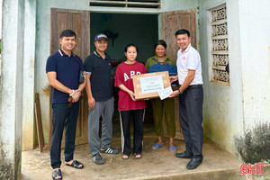 Hội đồng hương xứ Nghệ tại Hải Phòng tặng quà, chúc mừng học sinh đạt thành tích tốt