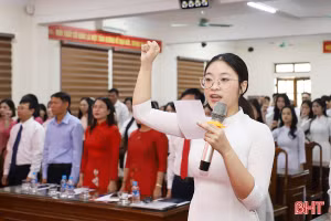 60 học sinh Trường THPT Chuyên Hà Tĩnh vinh dự đứng vào hàng ngũ của Đảng