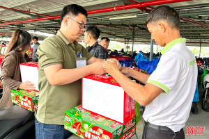 Tan ca làm, công nhân xúc động khi quà Tết đã được buộc sẵn trên xe