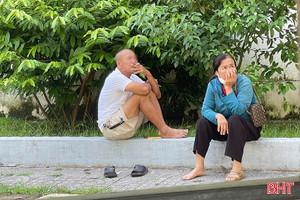 Phản cảm hình ảnh phì phèo thuốc lá trong khuôn viên bệnh viện 