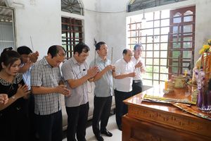 Trao tặng bàn thờ liệt sĩ cho 6 gia đình chính sách tại TP Hà Tĩnh