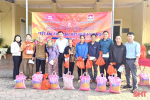 Hội đồng hương xứ Nghệ tại Hải Phòng, Thái Bình trao quà Tết cho hộ dân khó khăn 