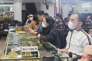 "Đu đỉnh" giá vàng, nhiều nhà đầu tư lỗ nặng