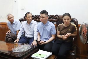 Bí thư Tỉnh ủy chúc mừng, động viên học sinh khiếm thị, hoàn cảnh khó khăn đậu đại học