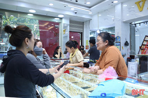 Giá vàng “hạ nhiệt”, nhiều người dân Hà Tĩnh tranh thủ mua vào
