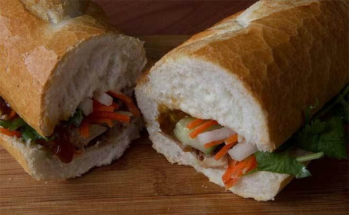 Bánh mì Việt Nam có lớp vỏ giòn, lớp nhân bên trong gồm thịt, rau củ, dưa leo, bơ, pa tê và nước sốt.