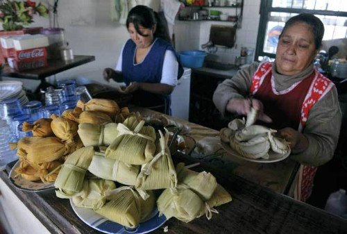 Món Tamales được cuộn lại trong vỏ ngô vốn là thức ăn quen thuộc của người dân Mexico.