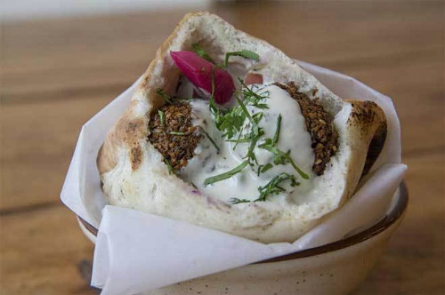 Món Falafel có vị thơm của đậu, rau mùi và vị béo của sốt sữa.