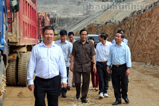 Tiếp túc kiểm soát, xử lý nghiêm đối với xe quá khổ, quá tải ảnh 1