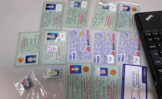 Giấy tờ giả mà bọn chúng dùng để làm thẻ tín dụng tại các ngân hàng nhằm mục đích lừa đảo. Giấy tờ giả mà bọn chúng dùng để làm thẻ tín dụng tại các ngân hàng nhằm mục đích lừa đảo.