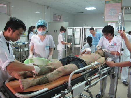 Hầu hết các nạn nhân trong vụ xe khách lao xuống ruộng được các bác sỹ BV115 Nghệ An chăm sóc chu đáo, kịp thời...