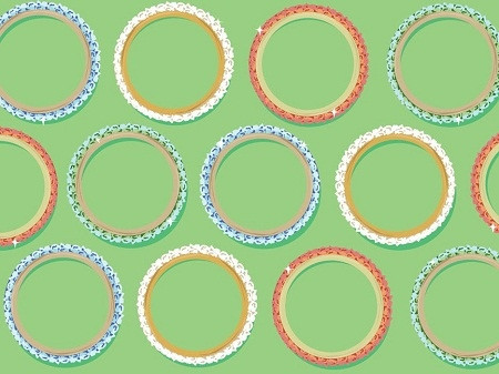 Ở Jaipur, Ấn Độ: Một vốc vòng tay gắn đá thạch anh được bày bán trên đường phố.