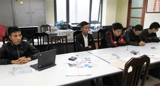 5 đối tượng bị bắt giữ tại cơ quan công an. 5 đối tượng bị bắt giữ tại cơ quan công an.