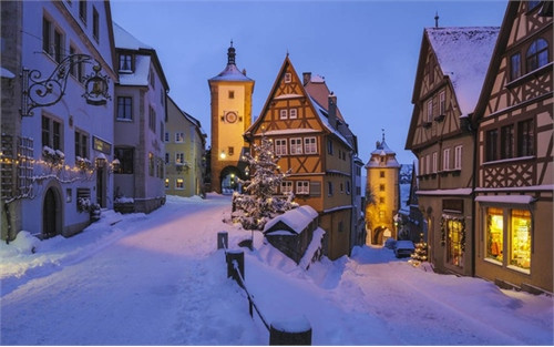 Nhiều du khách khi đặt chân tới thị trấn cổ Rothenburg ob der Tauber ở Đức đều có cảm xúc giống như mình đang lạc bước vào một địa điểm thần thoại nào đó trong câu chuyện cổ Grimm.
