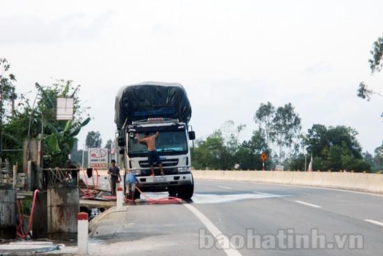 Tiềm ẩn mất ATGT từ dịch vụ nước mui dọc QL 1A ảnh 1