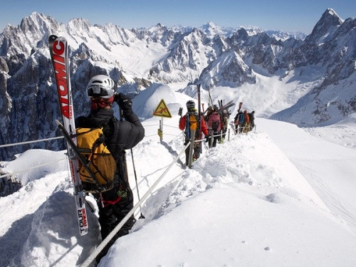 5. Chamonix, Pháp Chamonix thuộc vùng Haute-Savoie nước Pháp, ngay dưới chân đỉnh Mont-Blanc - nóc nhà của châu Âu. Thị trấn có lịch sử khá lâu đời và là nơi hấp dẫn du khách quanh năm, nhưng mùa hè và mùa đông nhộn nhịp hơn cả với 2 môn thể thao rất hấp dẫn là leo núi, trượt tuyết.