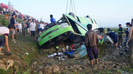 Tạm giữ tài xế vụ xe khách lao xuống ruộng ảnh 2