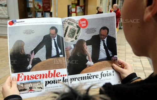 Bức ảnh Tổng thống Pháp cùng diễn viên Gayet ngồi chung bên chiếc bàn ở một hành lang bên trong điện Elysee, đăng trên bìa báo Voici - Ảnh chụp màn hình trang l'Alsace