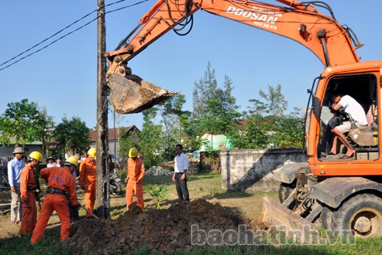 Di dời cột điện vướng giao thông: Tiến độ “rùa bò”! ảnh 1