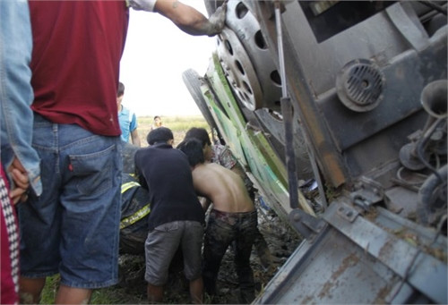 Lưc lượng cứu hộ đang đưa nạn nhân cuối cùng ra khỏi chiếc xe gặp nan - Ảnh: V.ĐỒNG Hiện trường vụ tai nạn