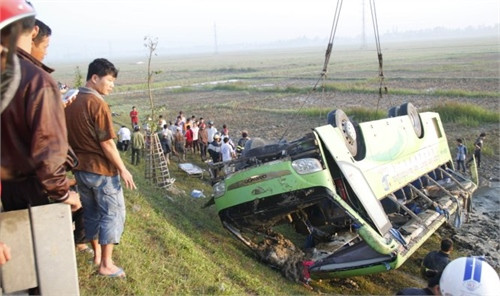 Xe khách lật ngửa trên ruộng, 1 người chết, 19 bị thương ảnh 4