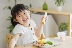 Trẻ biếng ăn: Dùng Vinamilk Probi cam hằng ngày có hỗ trợ con ăn ngon?